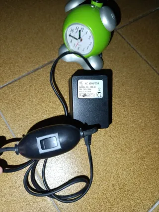 Candeeiro de mesa com relógio