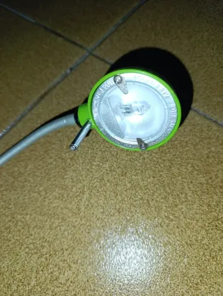 Candeeiro de mesa com relógio