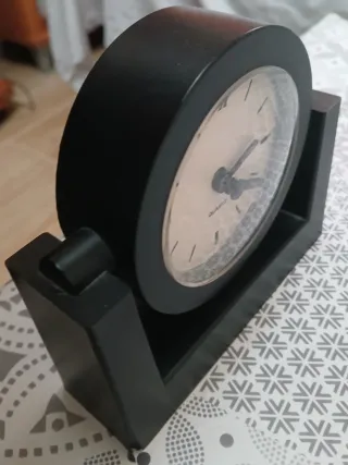 Reloj de mesa moderno negro