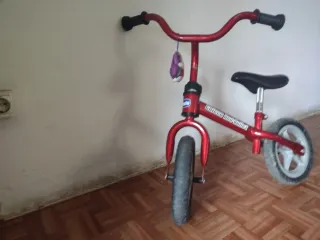 Bici de equilibrio roja para niños