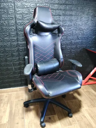 Silla Gaming Negra con Costuras Rojas