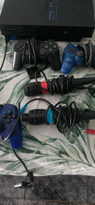 PlayStation 2 con accesorios (* LEER *)
