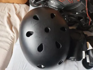 Juego patines en línea con protecciones