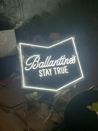 Cartel Ballantines Stay True Luces de Neón