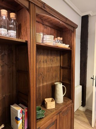 Mueble grande de pino oscuro baldas y puertas