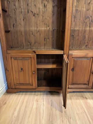 Mueble grande de pino oscuro baldas y puertas