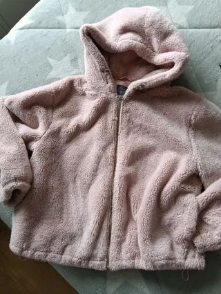 Abrigo de pelo rosa con capucha