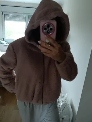 Abrigo de pelo rosa con capucha