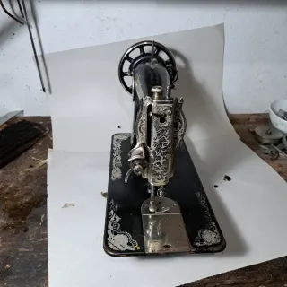 Máquina de coser antigua decorada