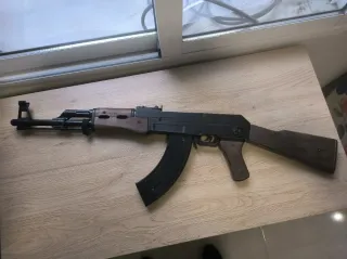 Réplica AK-47 + cincha para portar Arma de Juguete