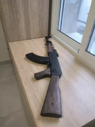 Réplica AK-47 + cincha para portar Arma de Juguete