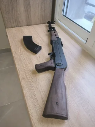 Réplica AK-47 + cincha para portar Arma de Juguete