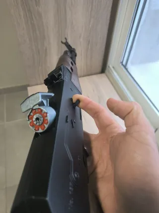 Réplica AK-47 + cincha para portar Arma de Juguete