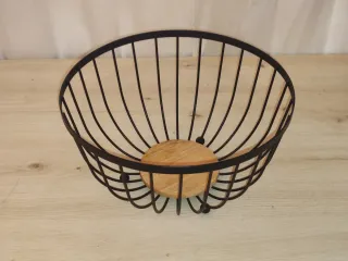 Frutero de metal negro con base de madera