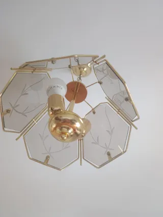 Lámpara de techo dorada y cristal