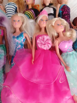 Lote de muñecas variadas, ropa y zapatos.