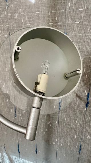 Lámpara de pie moderna metal y cristal.