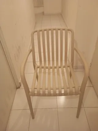 3 Sillas de plástico para jardín (beige y negro)