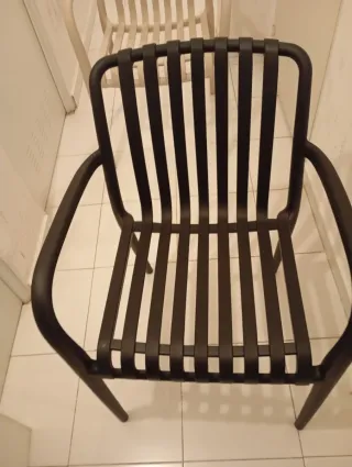 3 Sillas de plástico para jardín (beige y negro)