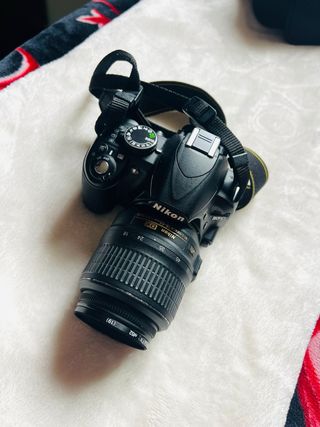 Cámara Nikon DX con objetivo 18-55mm