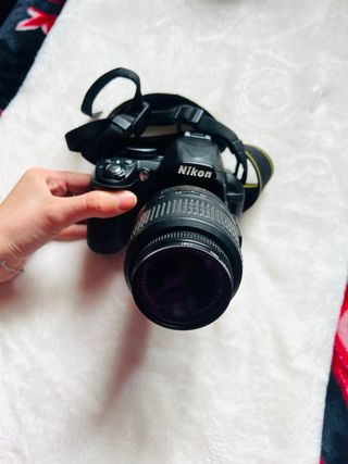Cámara Nikon DX con objetivo 18-55mm