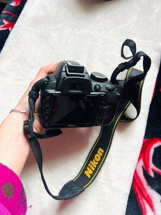 Cámara Nikon DX con objetivo 18-55mm