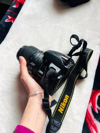 Cámara Nikon DX con objetivo 18-55mm