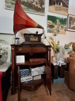 Gramola antigua con cono