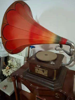 Gramola antigua con cono