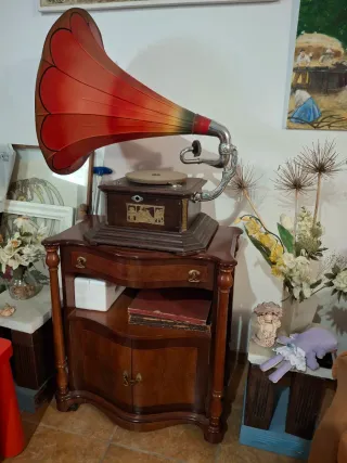 Gramola antigua con cono