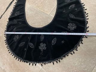Cuello ornamental vs esclavina negro con abalorios