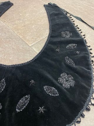 Cuello ornamental vs esclavina negro con abalorios