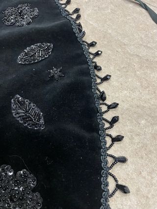 Cuello ornamental vs esclavina negro con abalorios