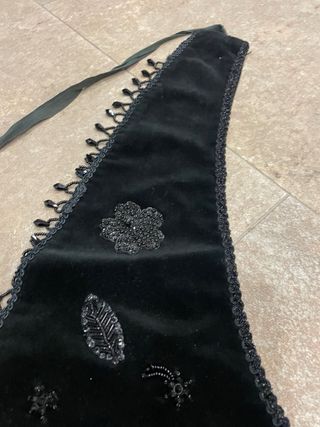 Cuello ornamental vs esclavina negro con abalorios