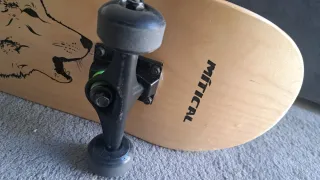 Monopatín con diseño de lobo