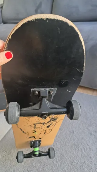 Monopatín con diseño de lobo