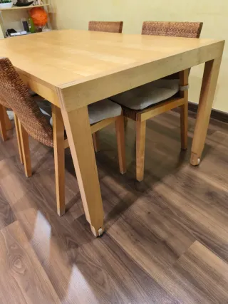 Mesa de madera con 4 sillas de mimbre