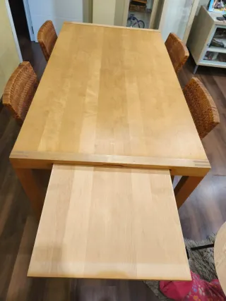 Mesa de madera con 4 sillas de mimbre