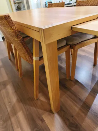 Mesa de madera con 4 sillas de mimbre