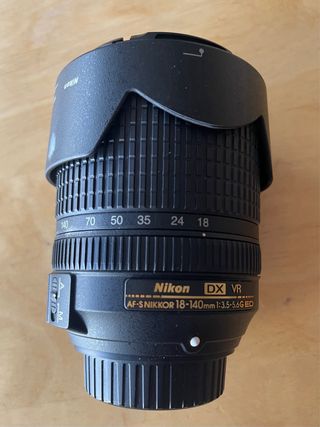 Cámara Nikon D7200 + objetivo 18-140 VR + extras