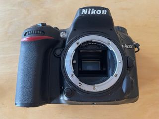 Cámara Nikon D7200 + objetivo 18-140 VR + extras