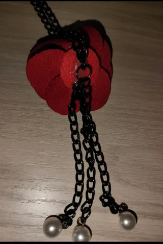 Collana con fiore rosso e perle