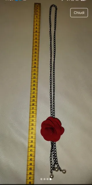 Collana con fiore rosso e perle