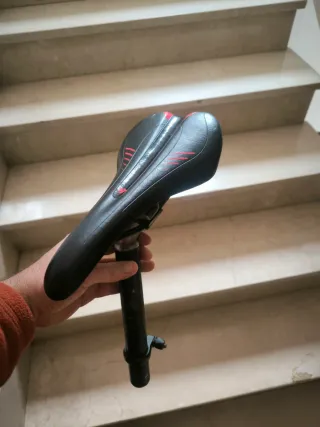 Sillín de bicicleta negro con detalles rojos