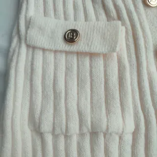 Falda midi blanca con botones dorados