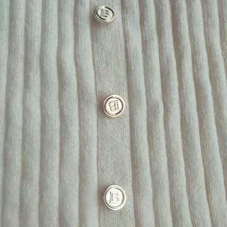 Falda midi blanca con botones dorados