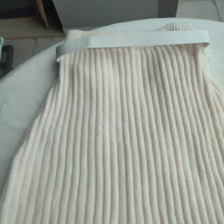 Falda midi blanca con botones dorados