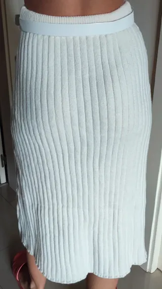 Falda midi blanca con botones dorados