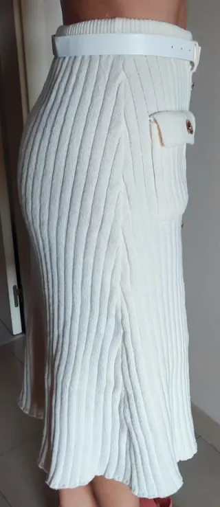 Falda midi blanca con botones dorados