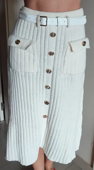 Falda midi blanca con botones dorados